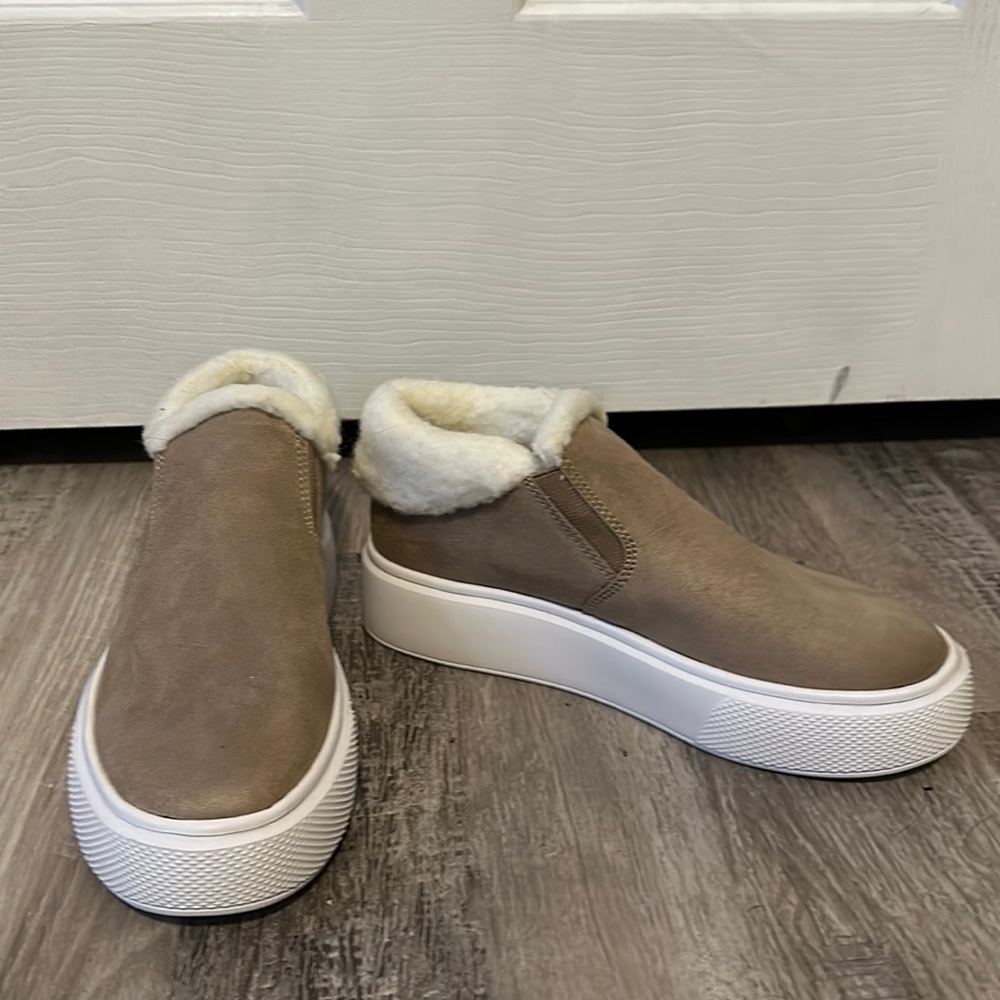 New women’s Nine West fuzzy wedge size 7 1/2